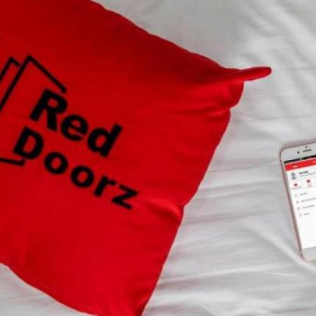 Hotel RedDoorz near Suroboyo Carnival Park Surabaya Exterior foto