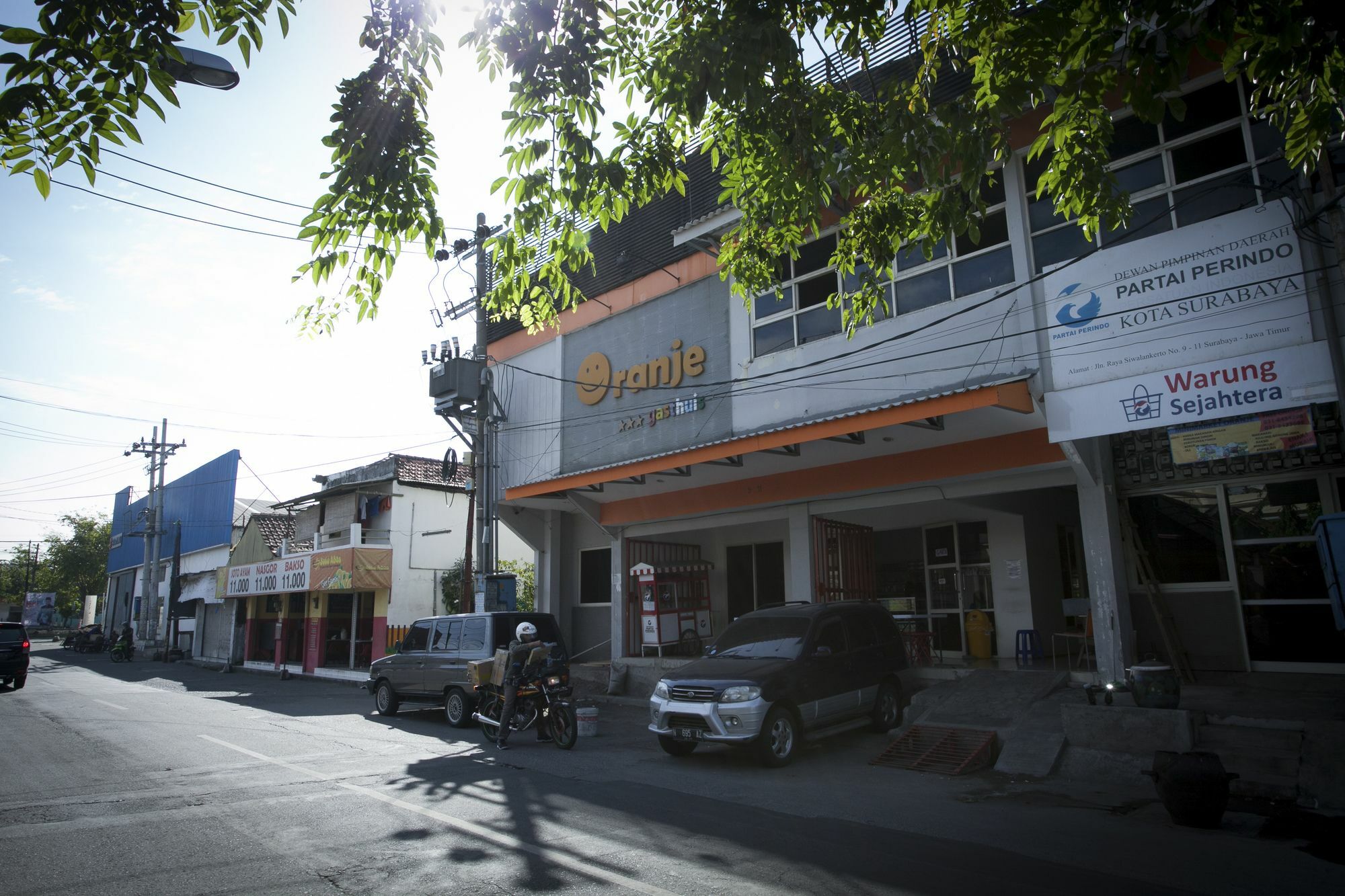 Hotel RedDoorz near Suroboyo Carnival Park Surabaya Exterior foto