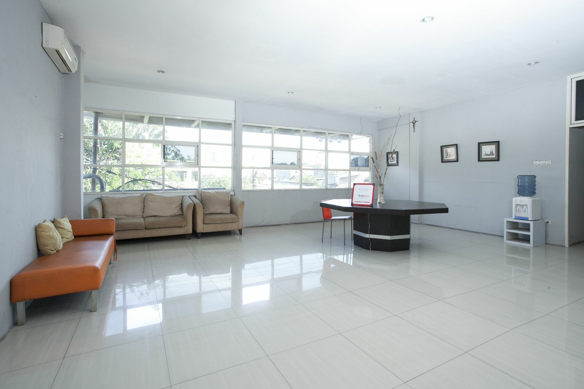 Hotel RedDoorz near Suroboyo Carnival Park Surabaya Exterior foto