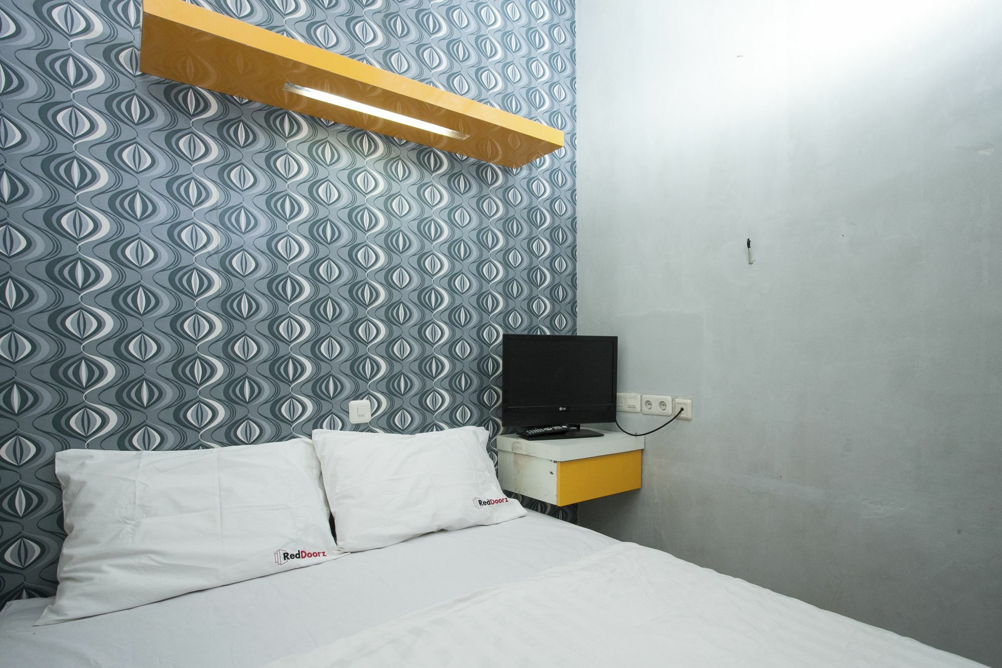 Hotel RedDoorz near Suroboyo Carnival Park Surabaya Exterior foto