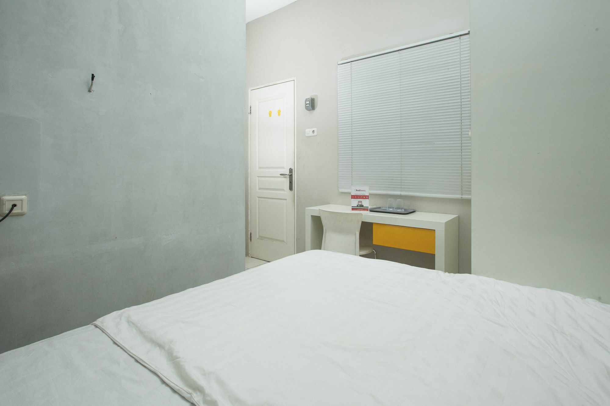 Hotel RedDoorz near Suroboyo Carnival Park Surabaya Exterior foto