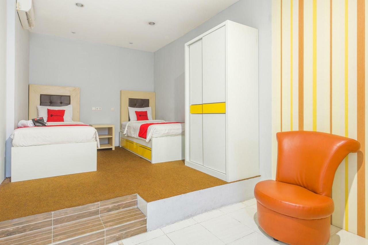 Hotel RedDoorz near Suroboyo Carnival Park Surabaya Exterior foto