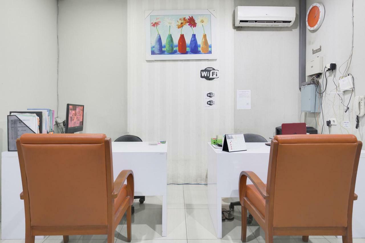 Hotel RedDoorz near Suroboyo Carnival Park Surabaya Exterior foto
