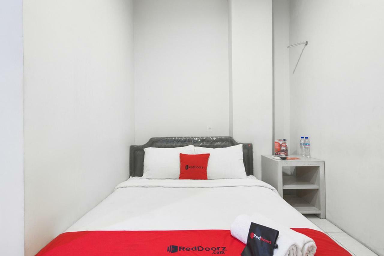 Hotel RedDoorz near Suroboyo Carnival Park Surabaya Exterior foto