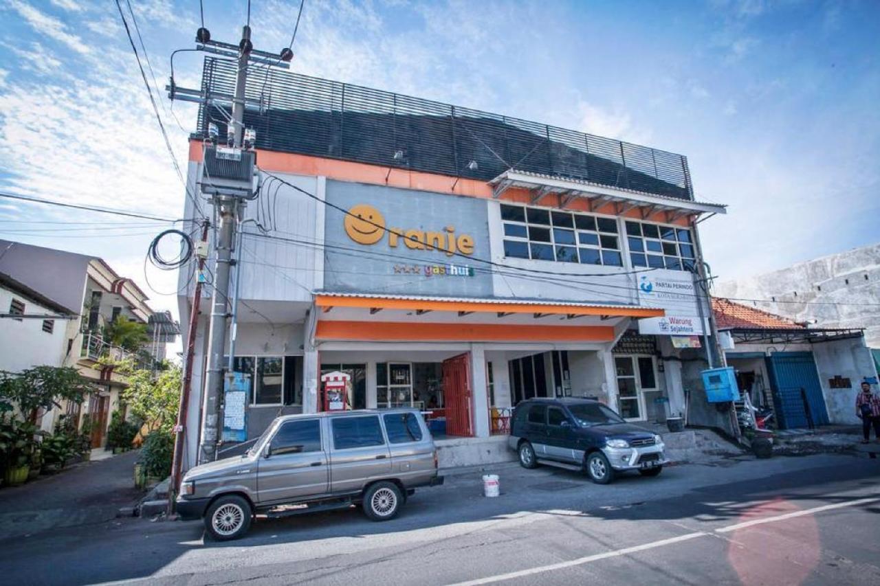 Hotel RedDoorz near Suroboyo Carnival Park Surabaya Exterior foto