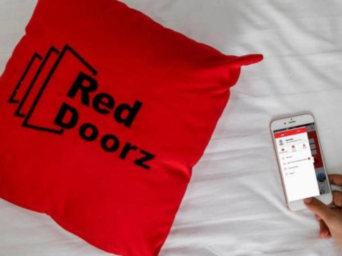Hotel RedDoorz near Suroboyo Carnival Park Surabaya Exterior foto